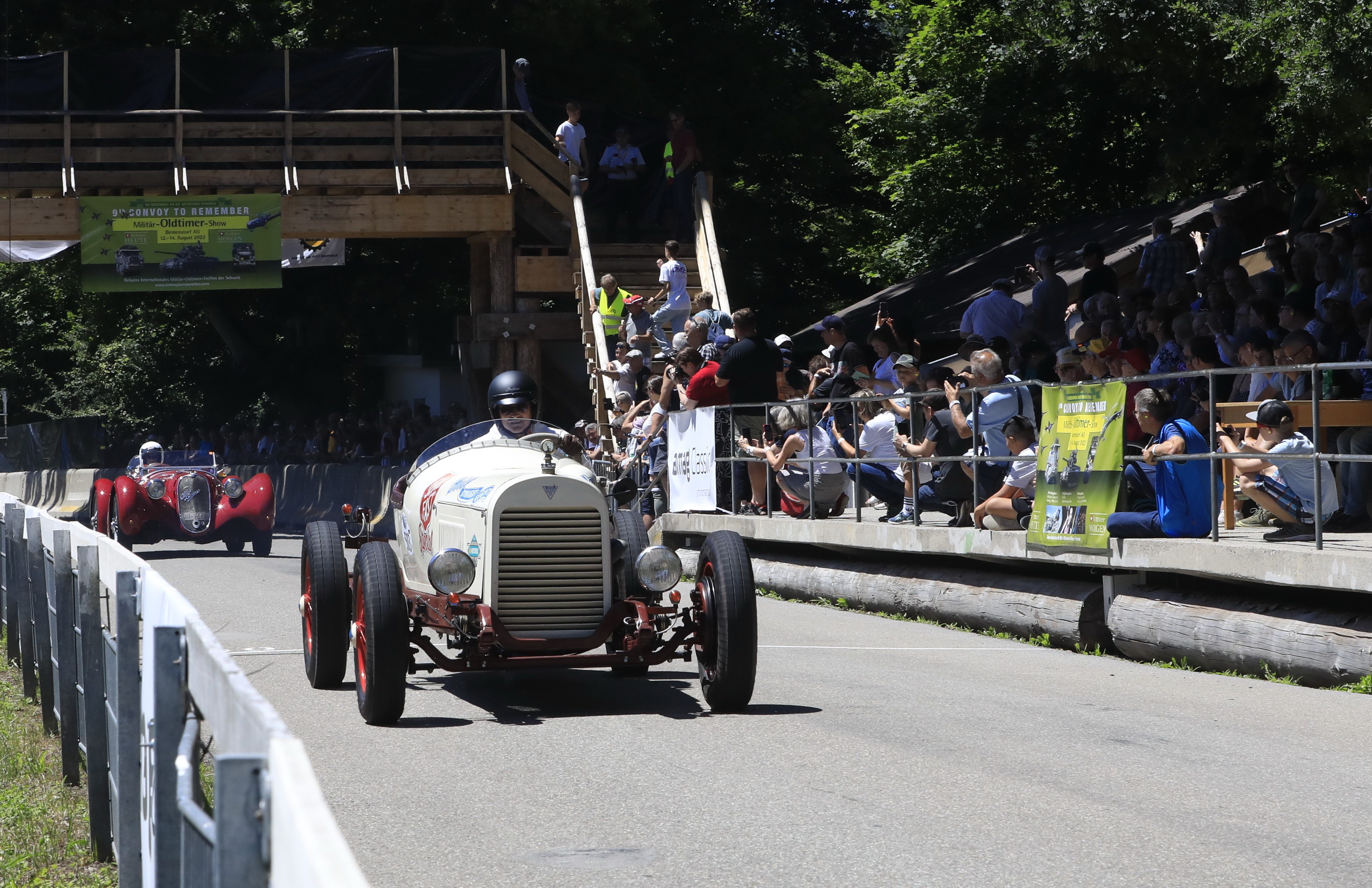 Oldtimer Rennwagen auf der Piste