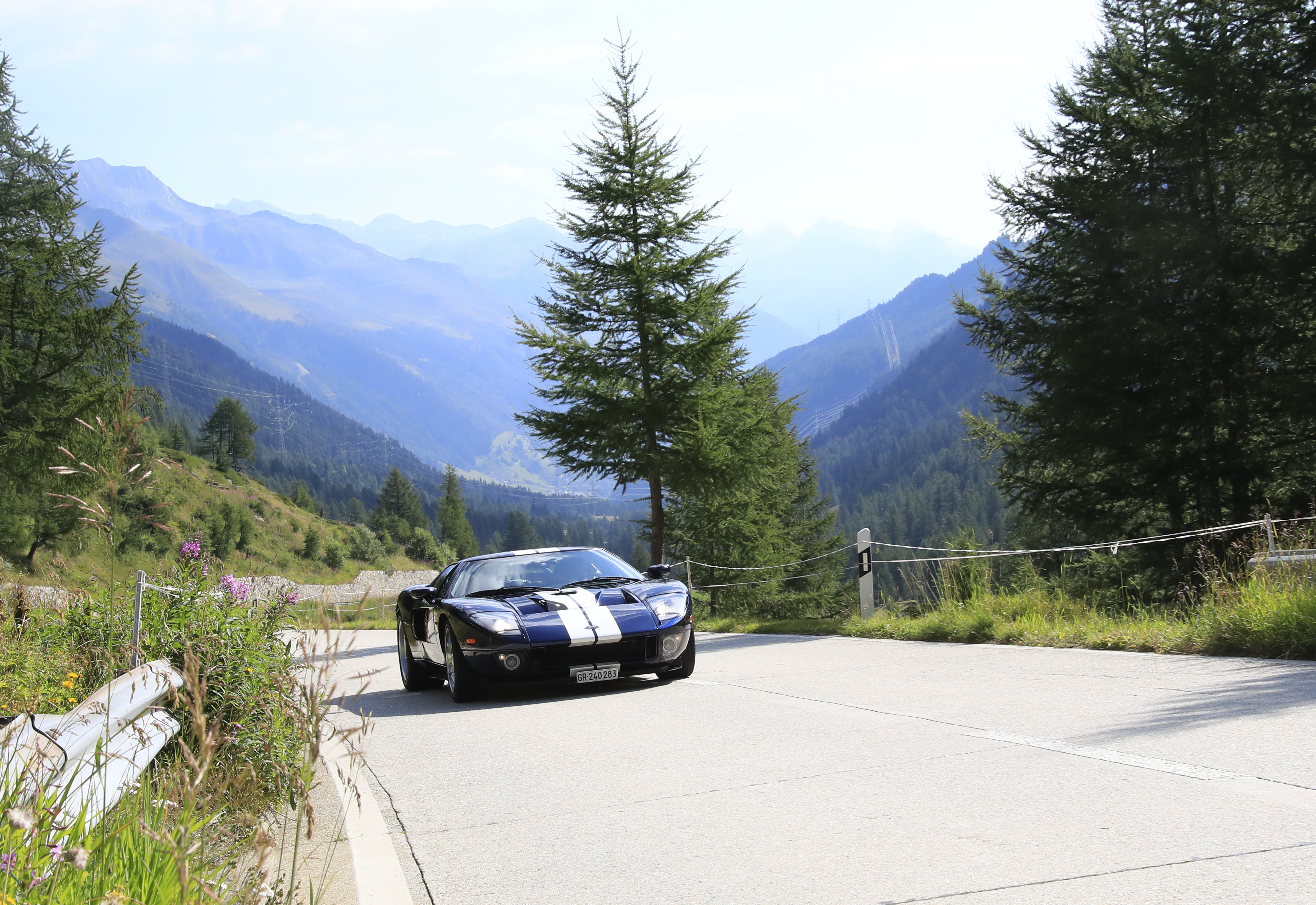 Ford GT 40 auf der Passstrasse
