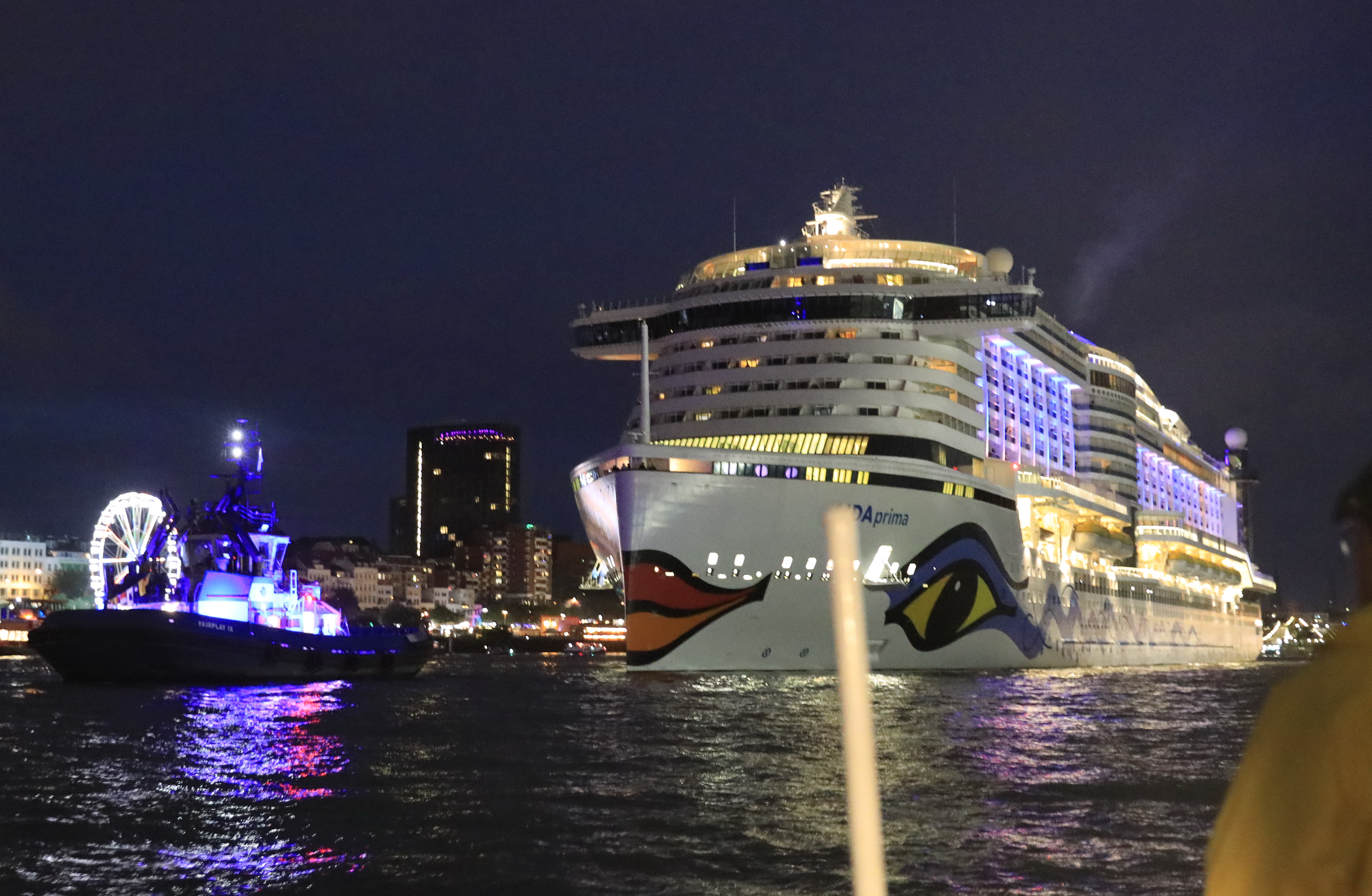 AIDA Kreuzfahrtschiff bei Nacht