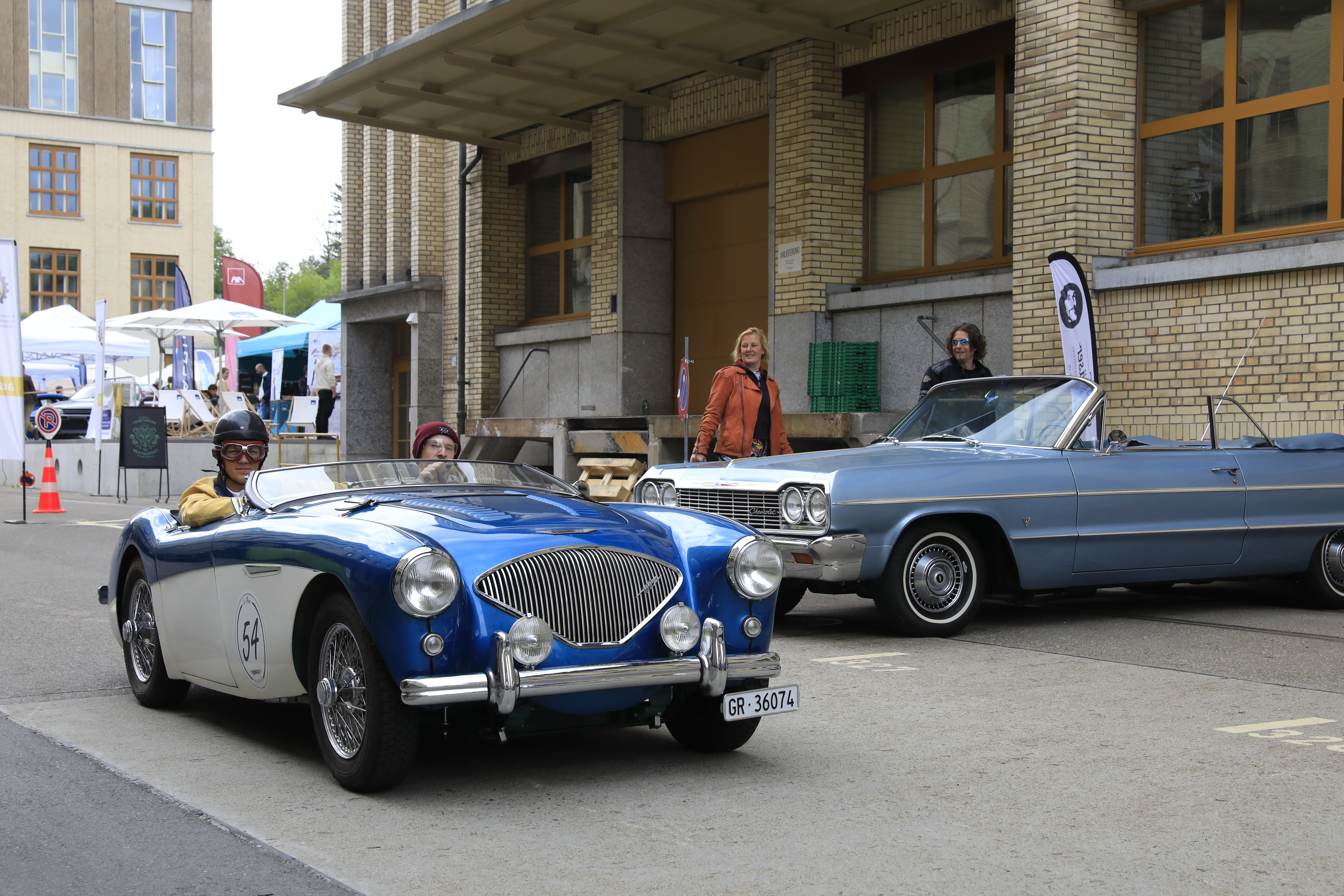 blau weisses Oldtimer Cabriolet