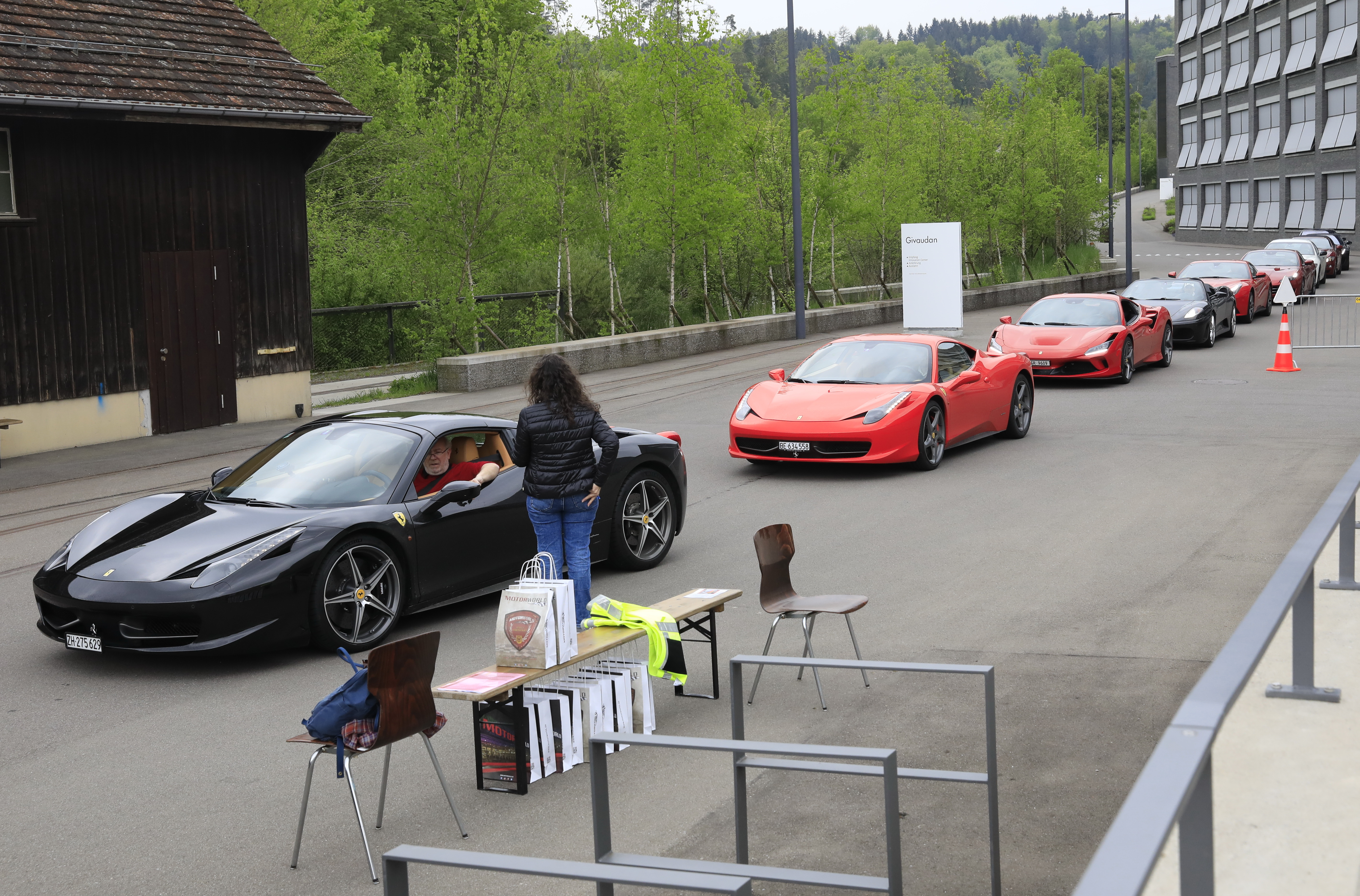 Sportwagen in Kolonne