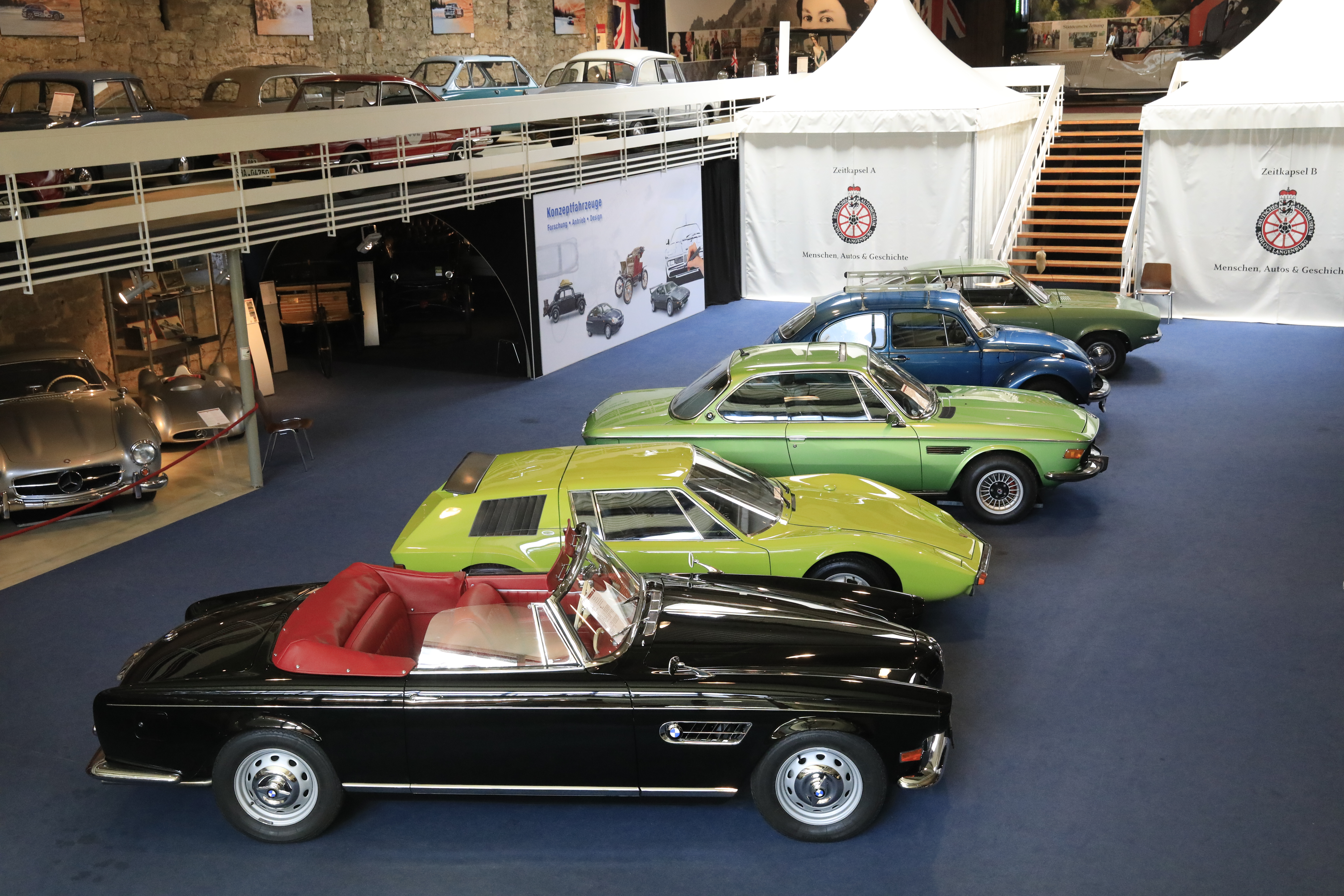 Ausstellungsraum mit Oldtimern