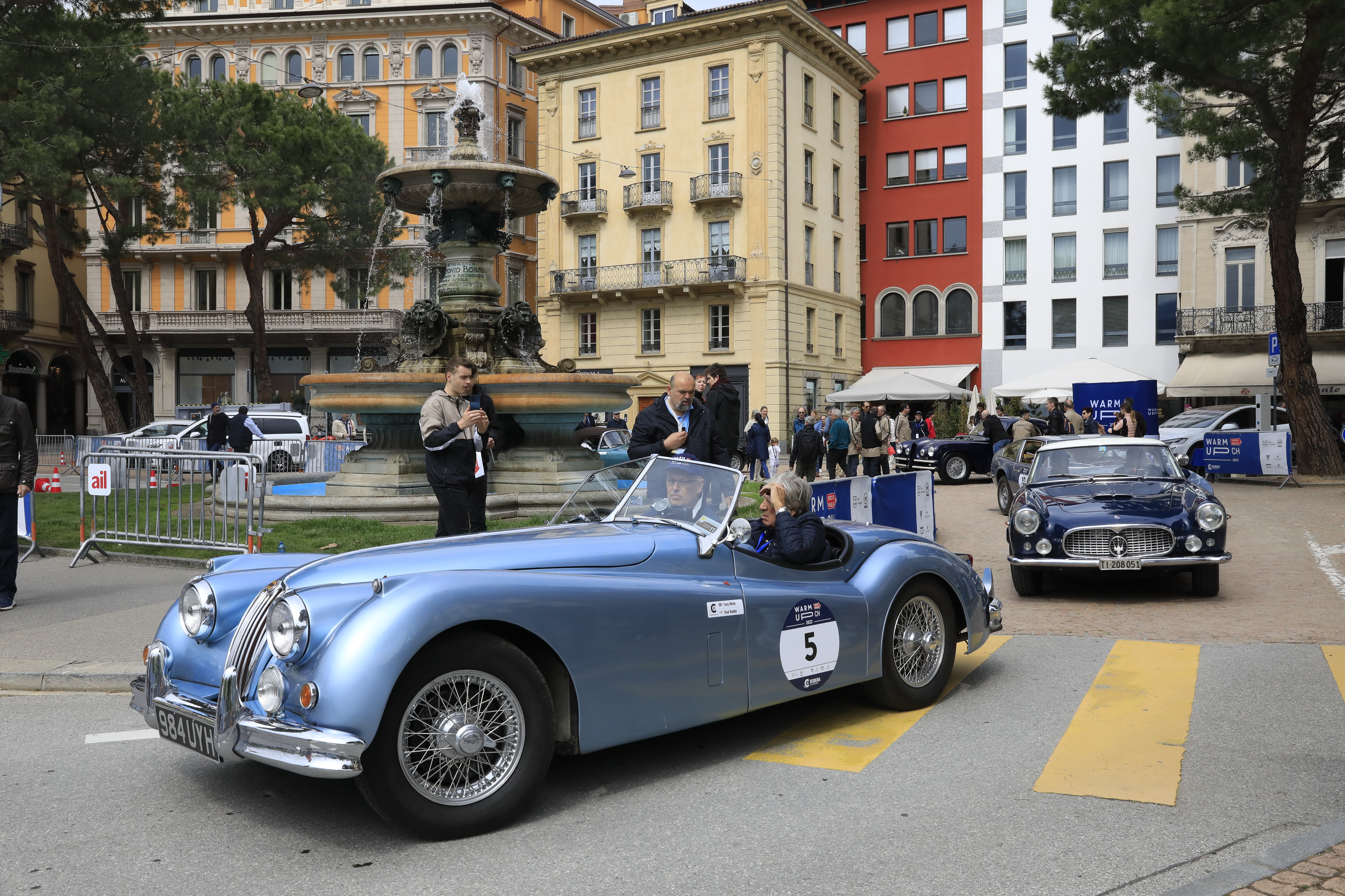 Blauer Oldtimer am Springbrunnen
