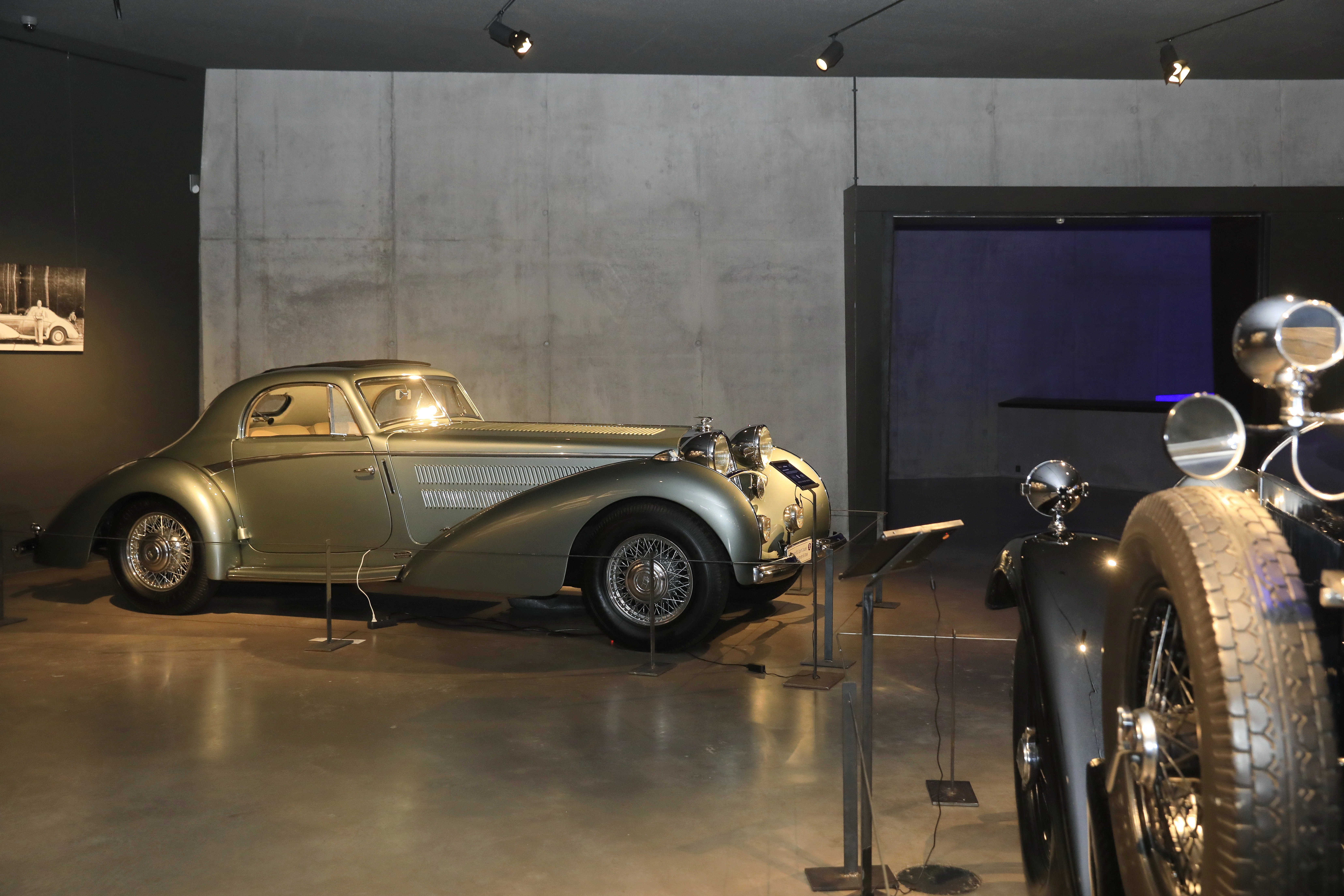 Oldtimer im Hintergrund