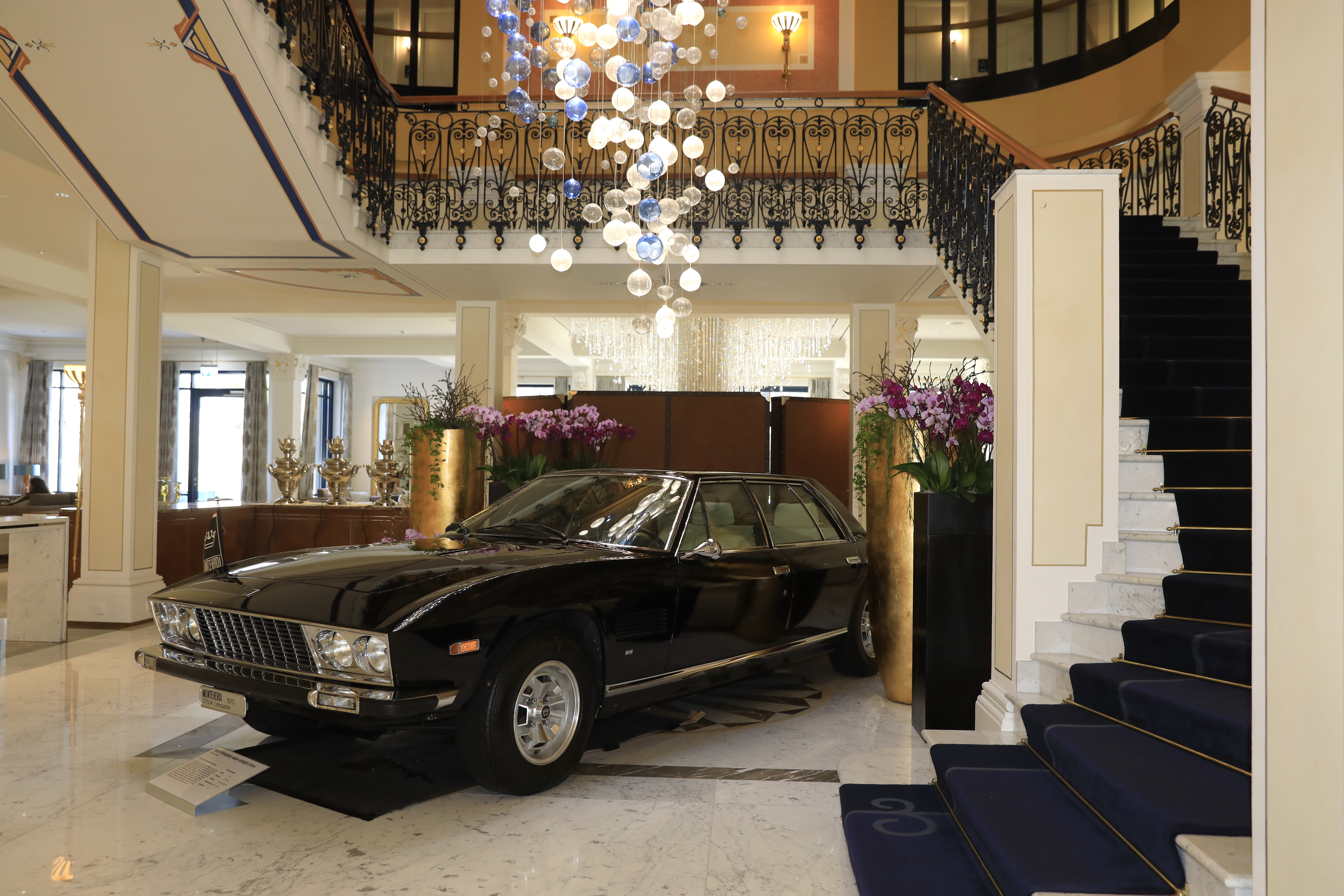 Schwarzer Wagen im Foyer