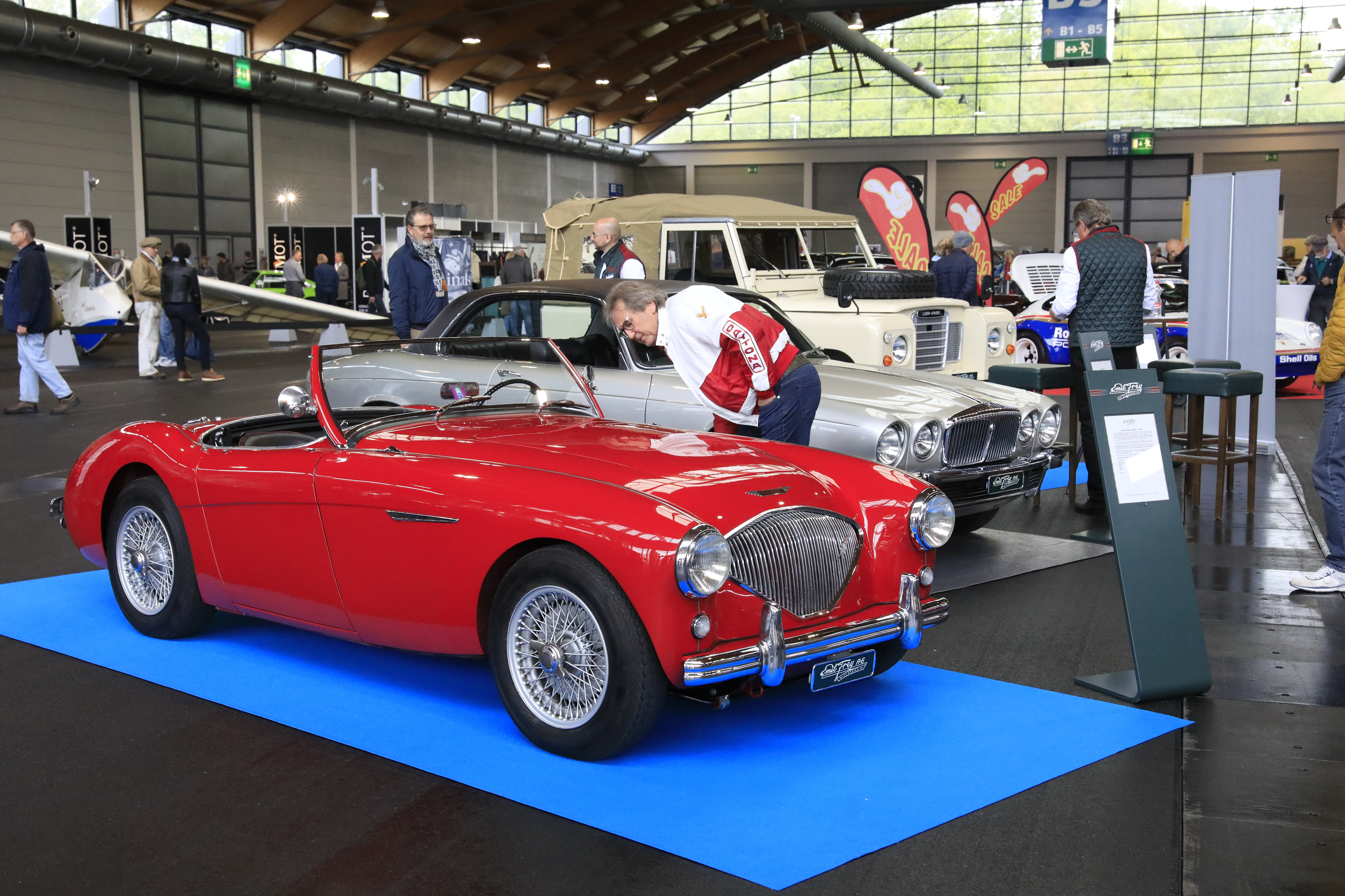 Oldtimer Cabrio in klassischem Rot