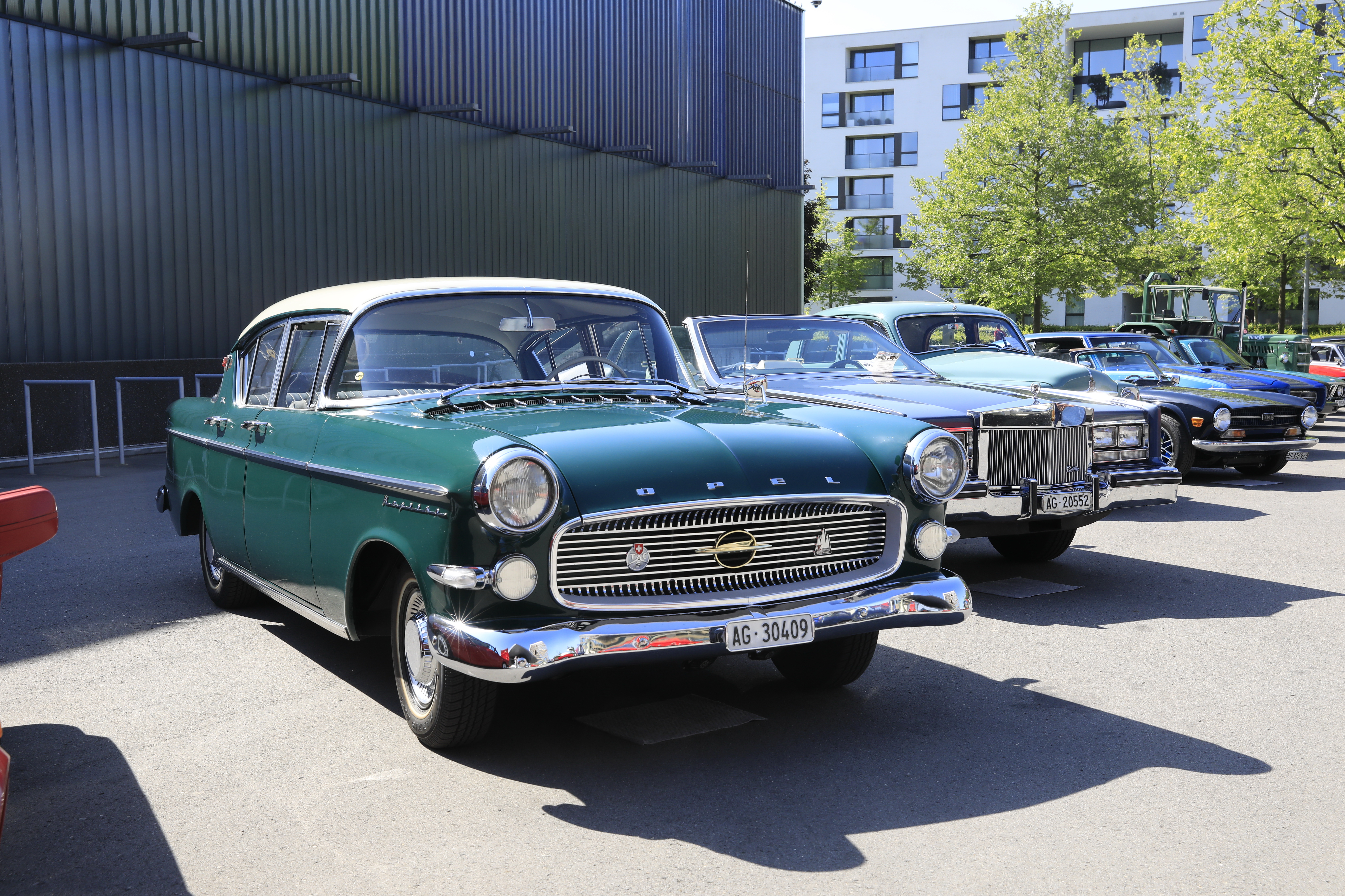 grüner Opel mit weissem Dach