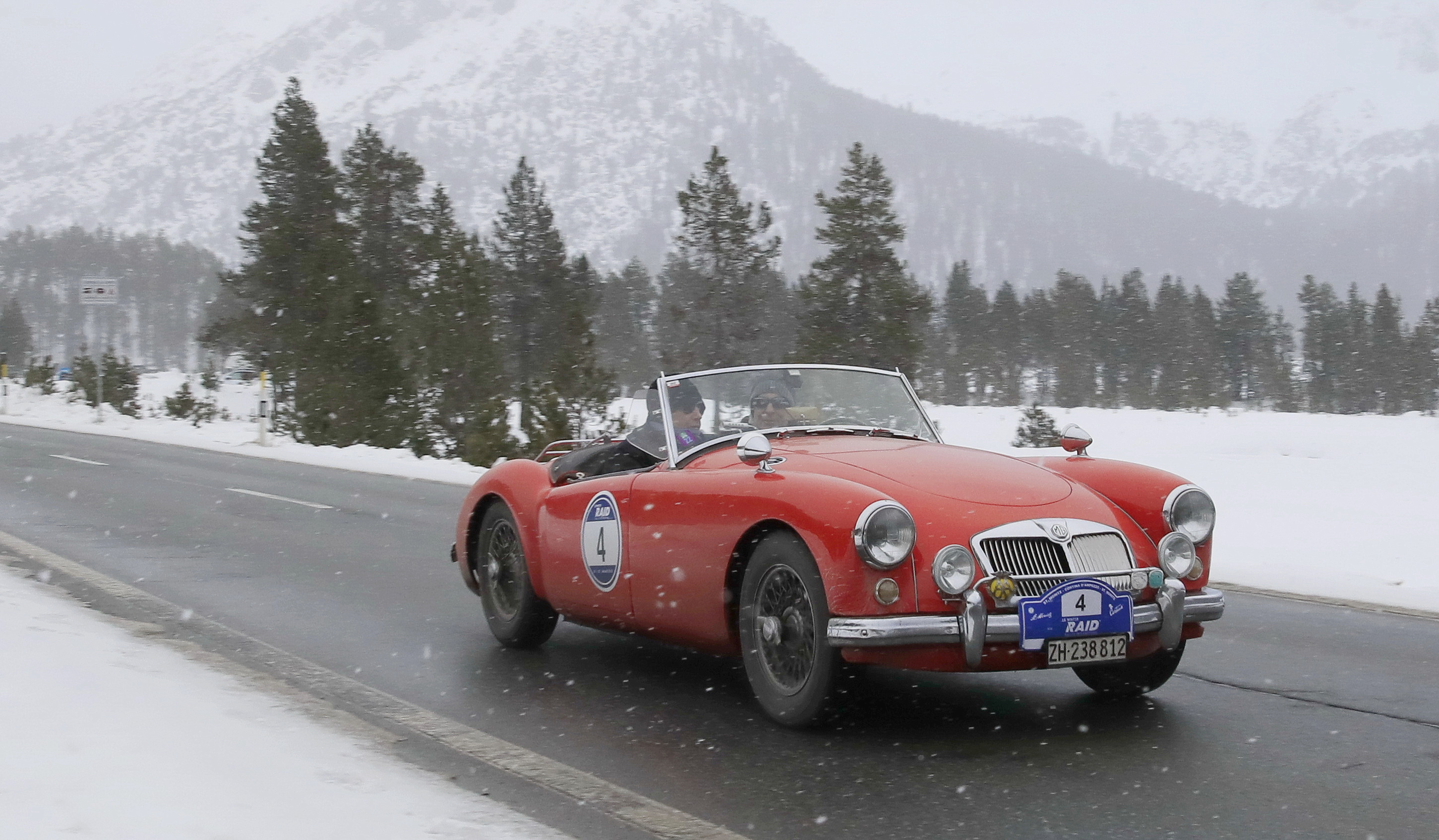 rotes Cabrio im Winter