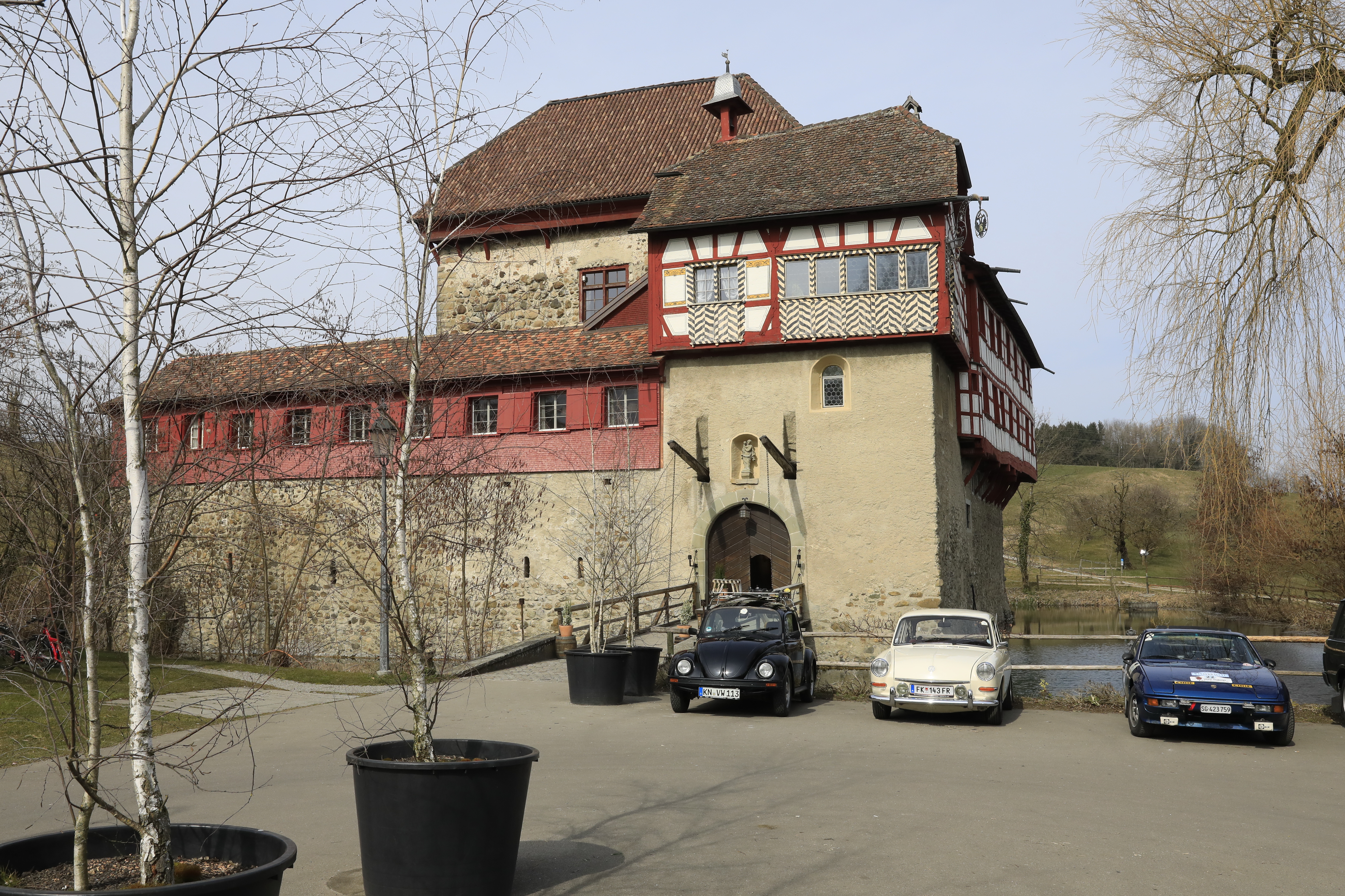 Oldtimer vor Burg