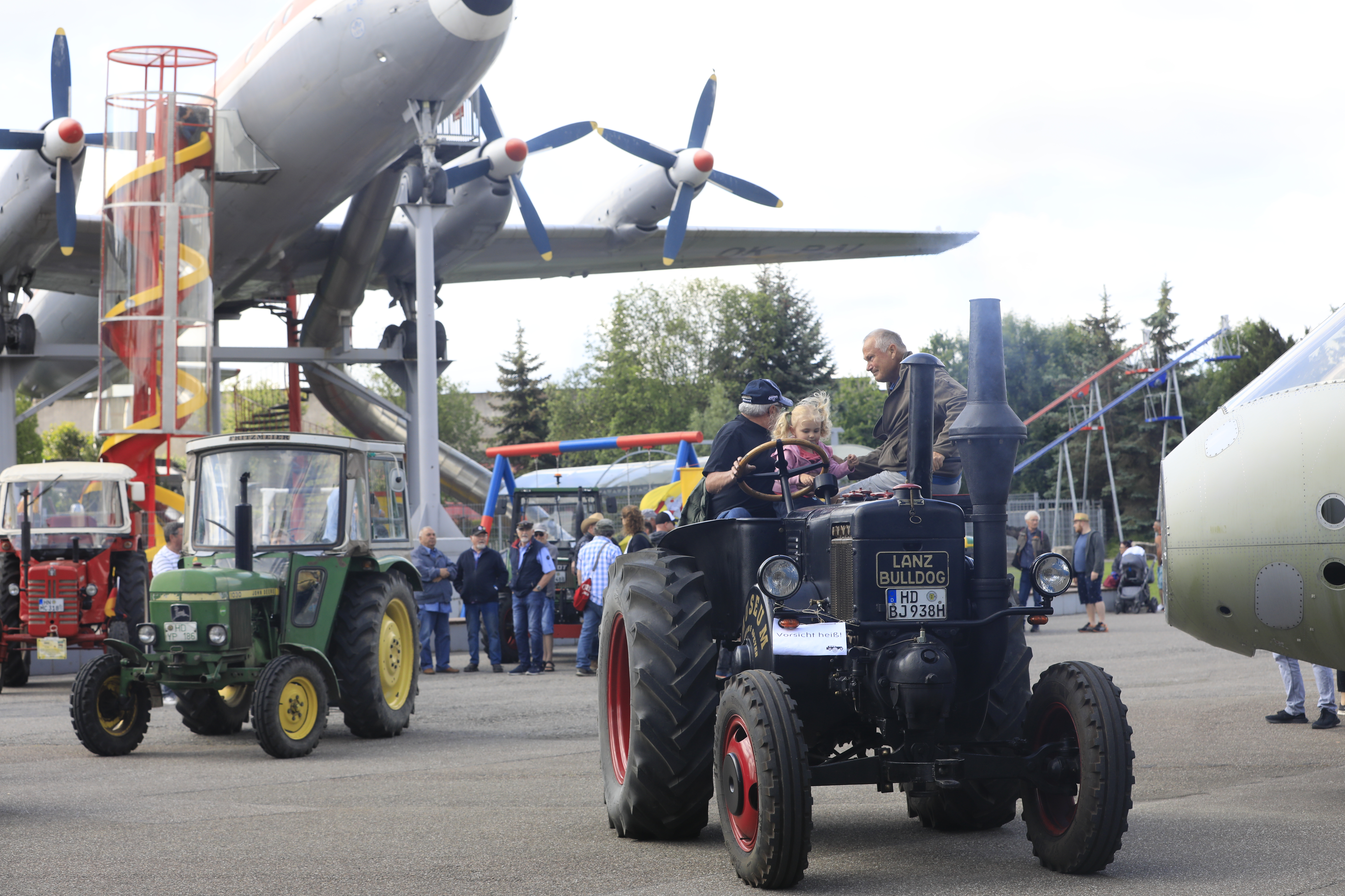 schwarzer Traktor Oldie