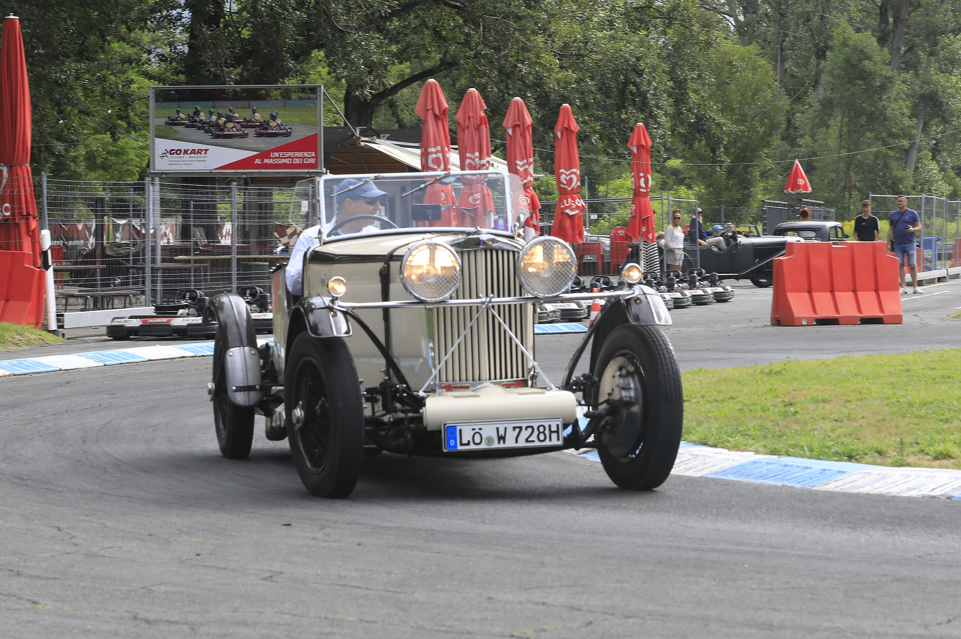 Oldtimer Cabrio auf dem Rundkurs