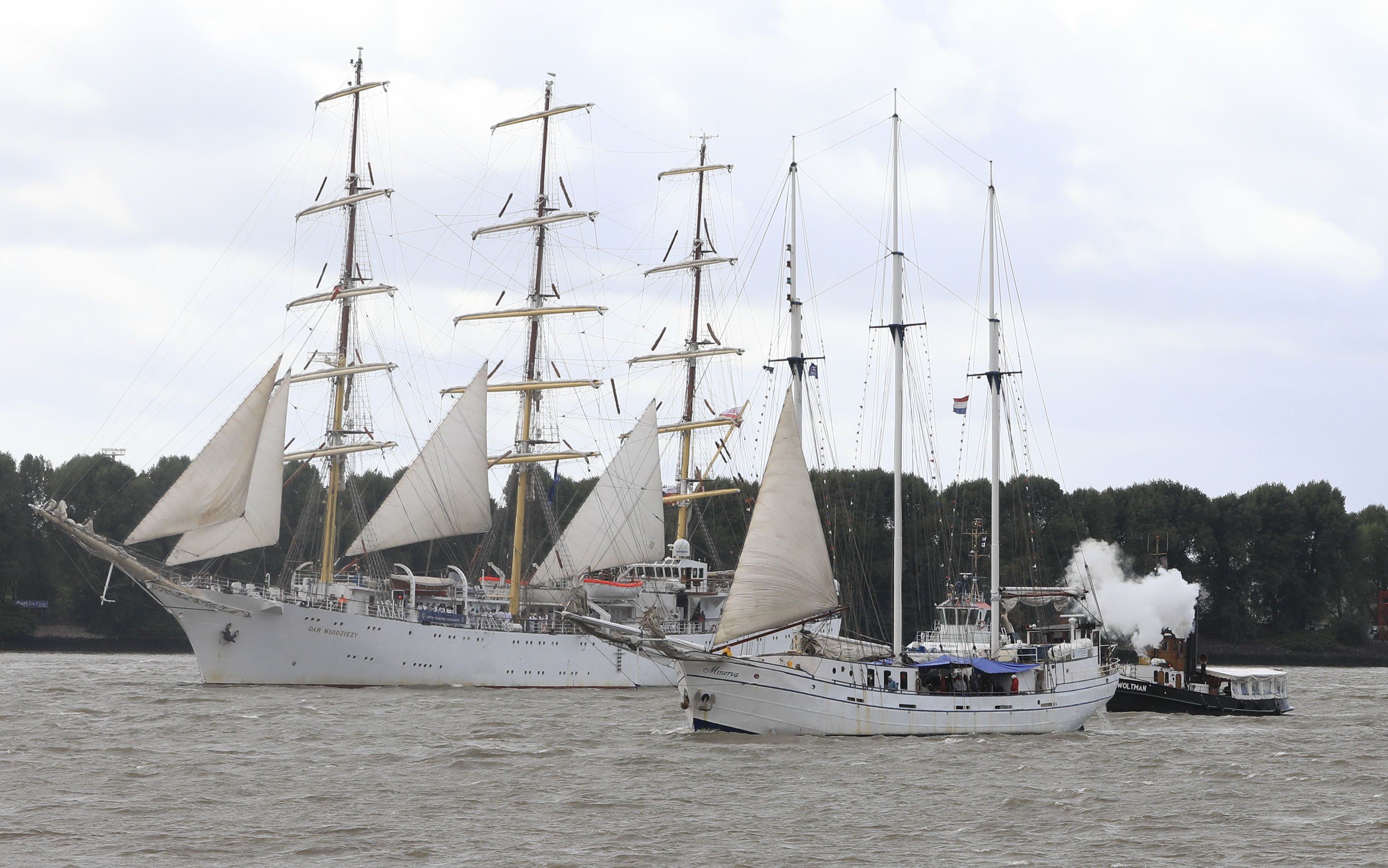 Segelschiffe im Hamburger Hafenbecken