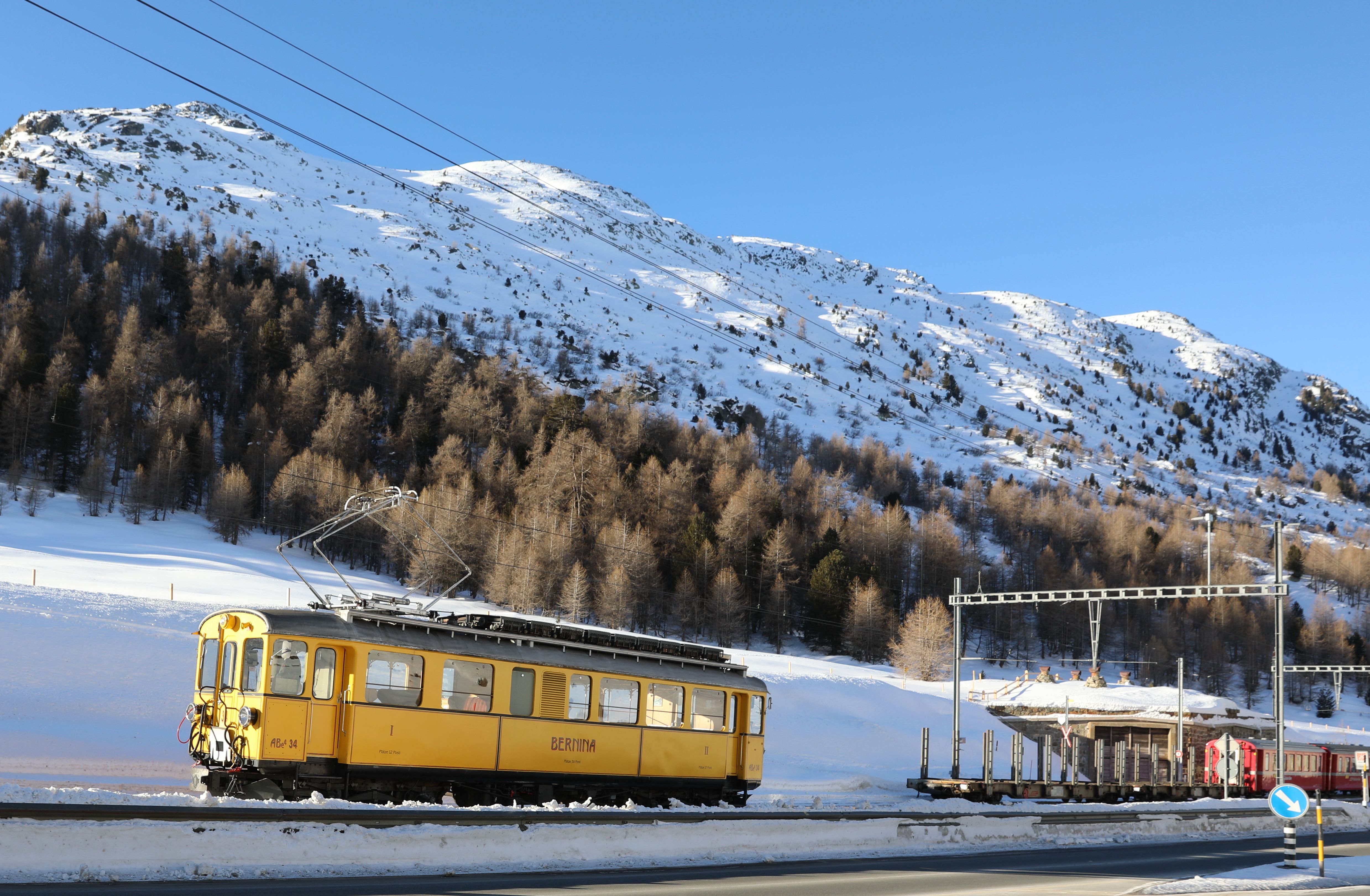 gelbe Bergbahn an sonnigen Tag