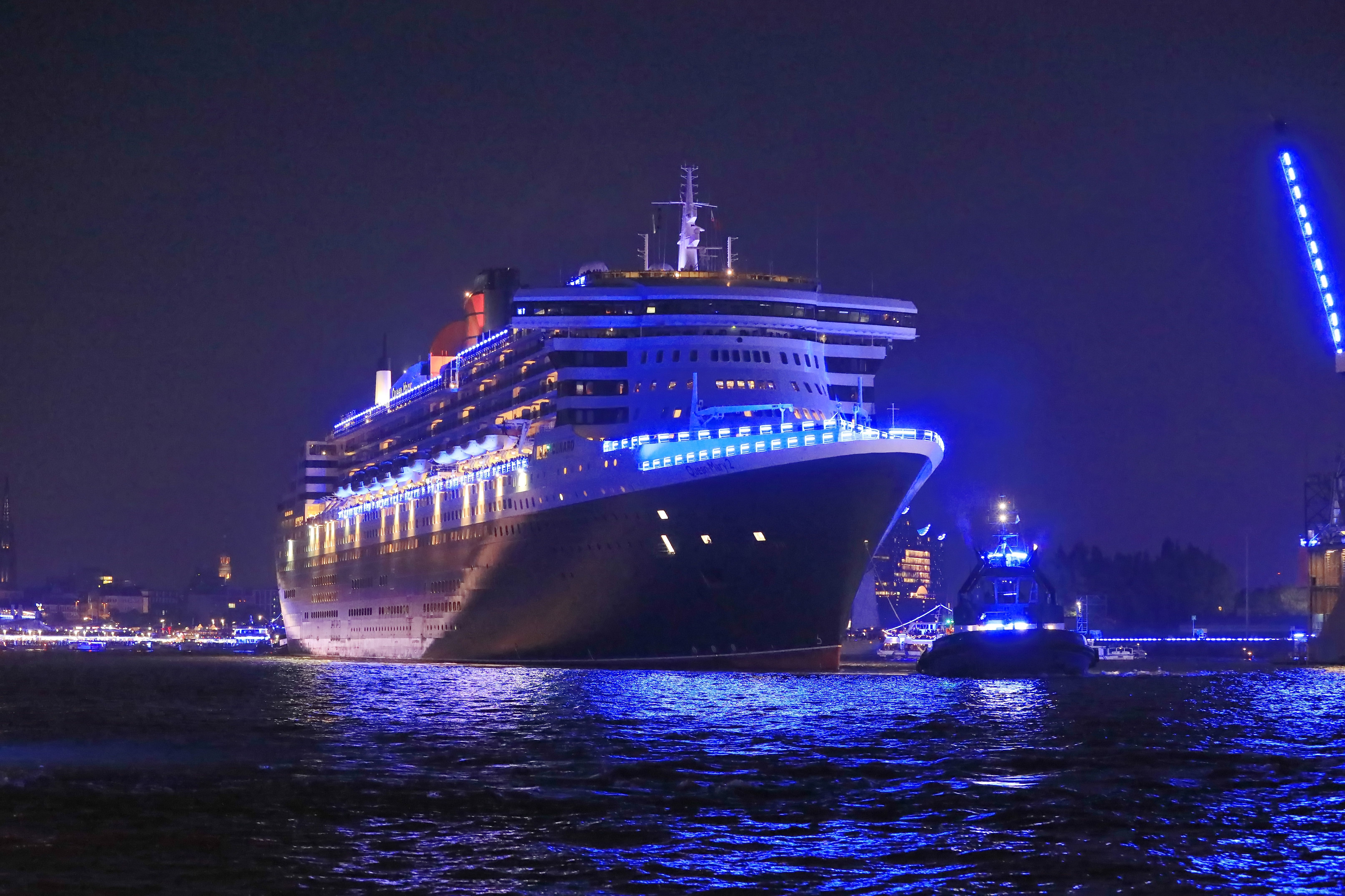 Kreuzfahrtschiff blau beleuchtet